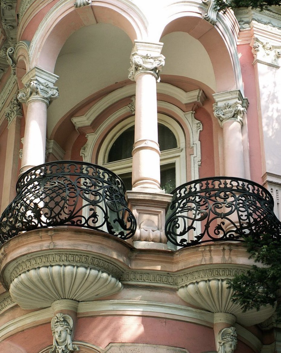 Старинная архитектура Бухарест колонны