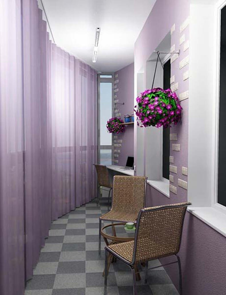 Фиолетовый свет на балконе