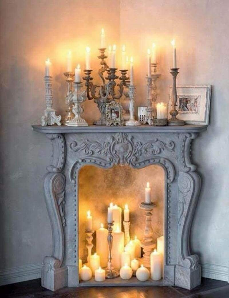 Декоративный камин со свечами