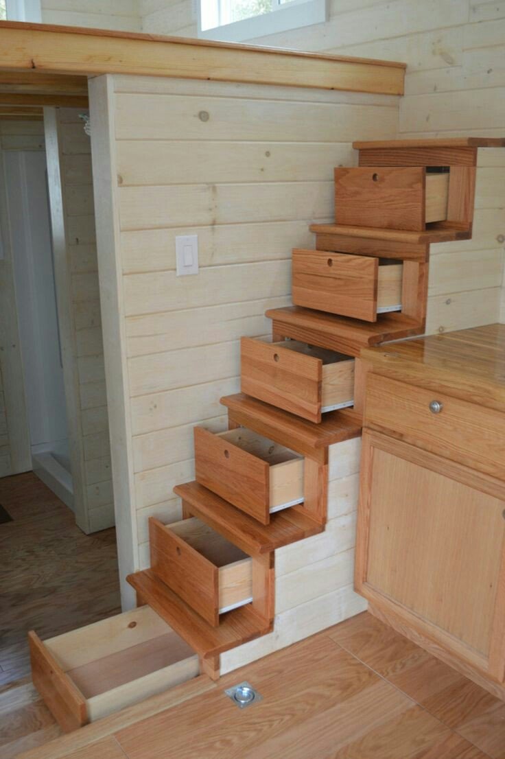 Встроенный шкаф под винтовой лестницей