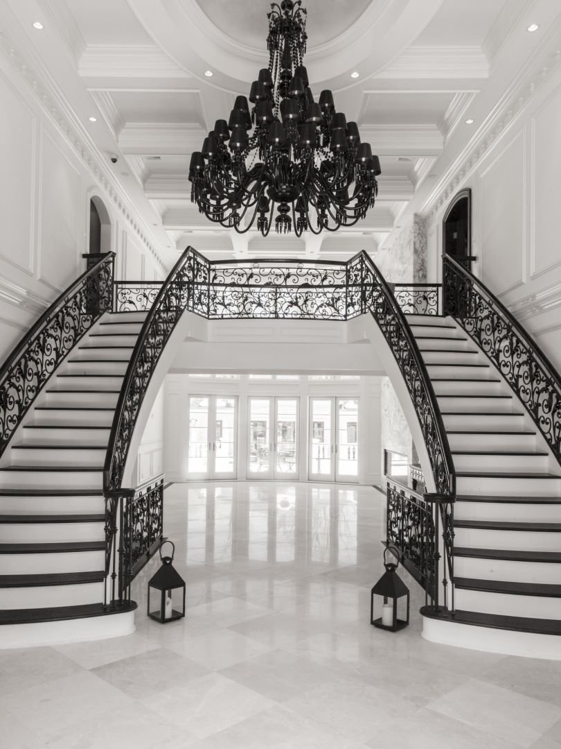 Шикарная лестница в особняке