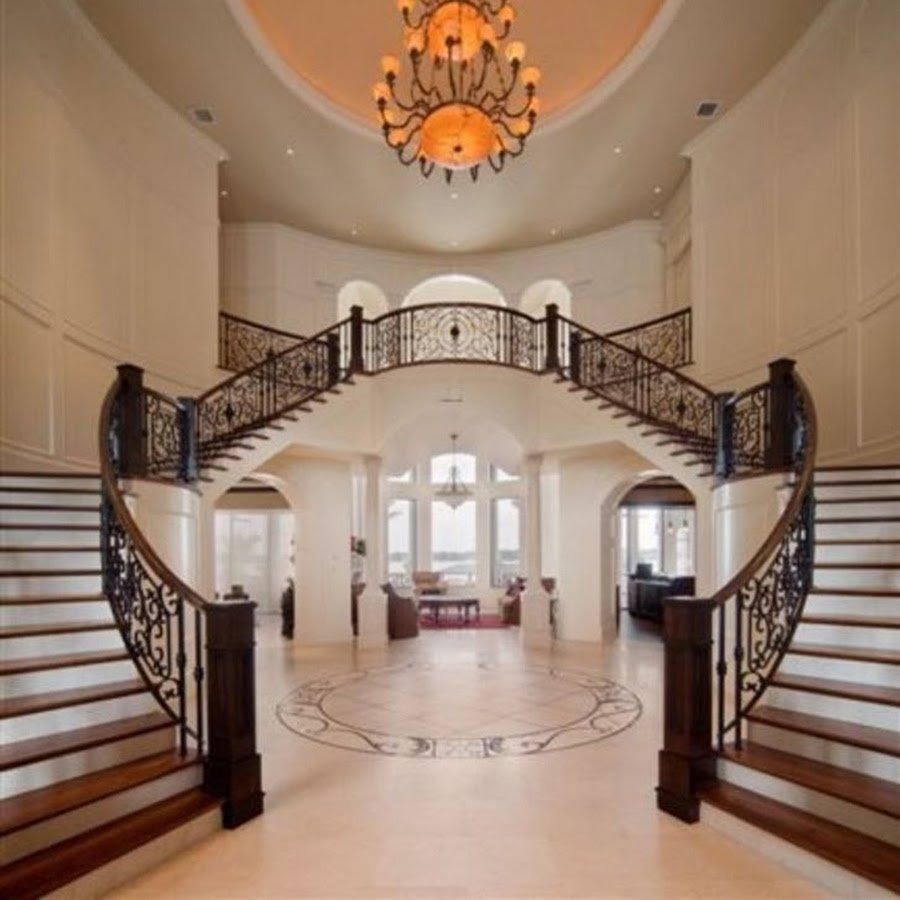 Холл с двумя лестницами