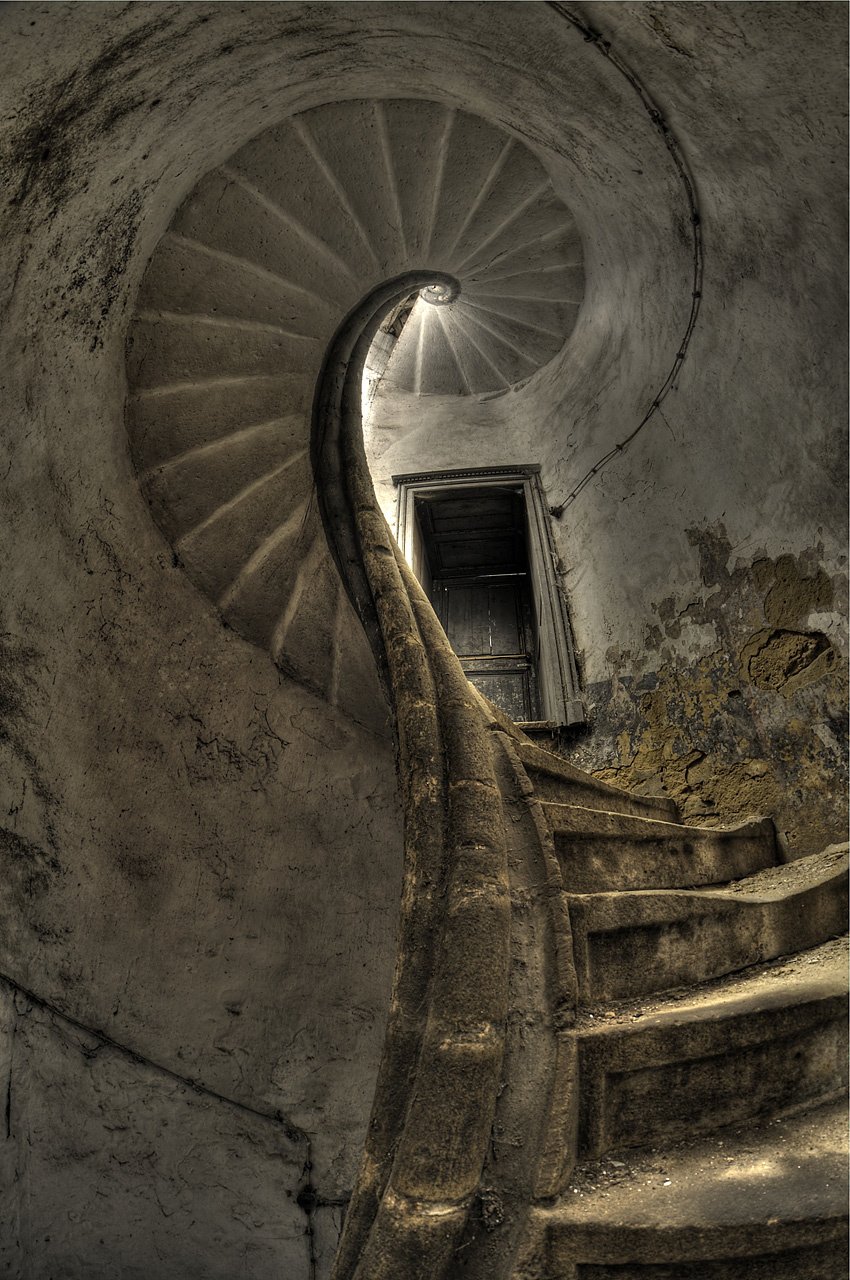 Старинная винтовая лестница