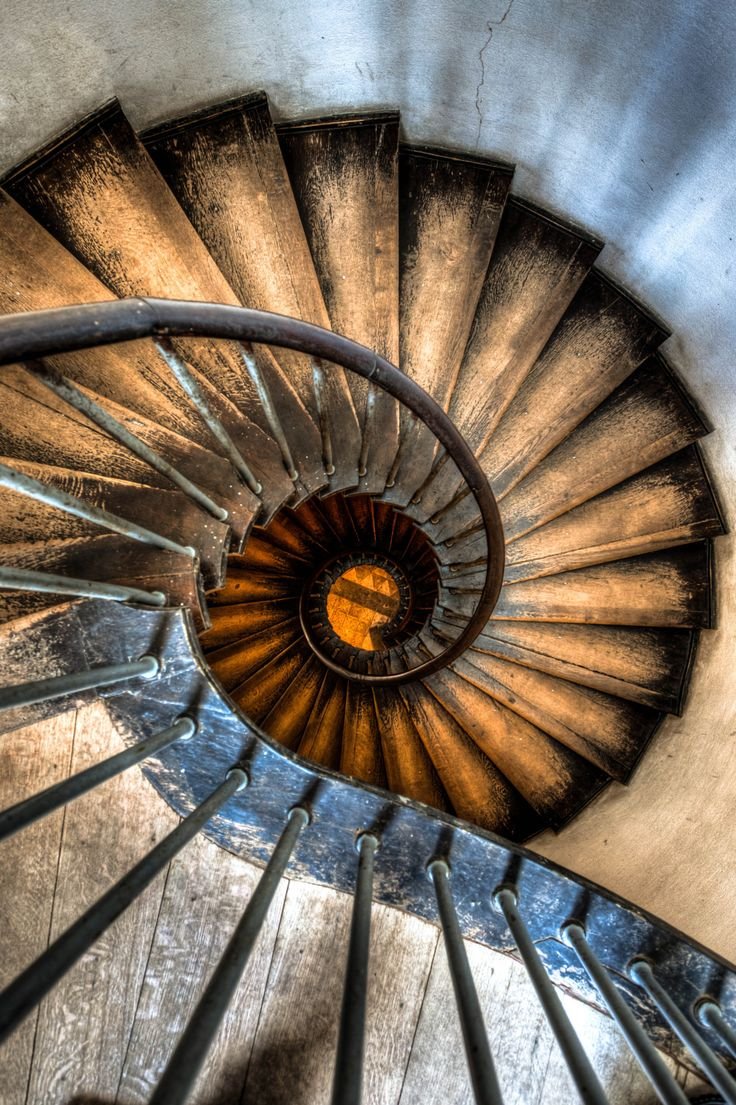 Старинная винтовая лестница