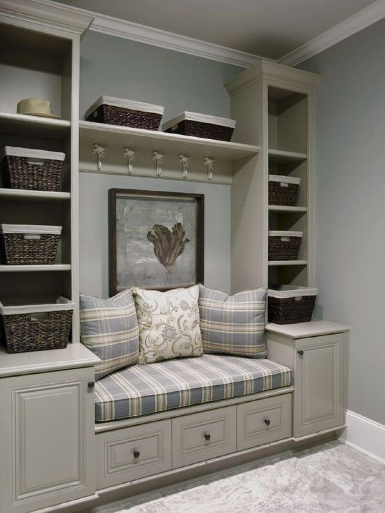 Шкафы и полки вокруг дивана
