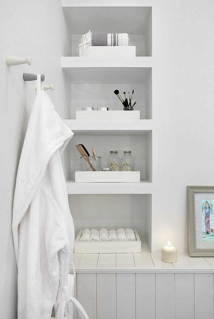 Полки в ванную комнату