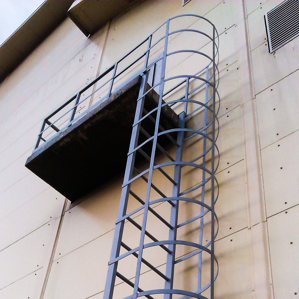Лестница пожарная 53254. Вертикальная пожарная лестница ЛП 1-2 высота. Пожарная лестница ЛП-1 нормы. Лестницы п1 и п2. Ограждение вертикальной лестницы