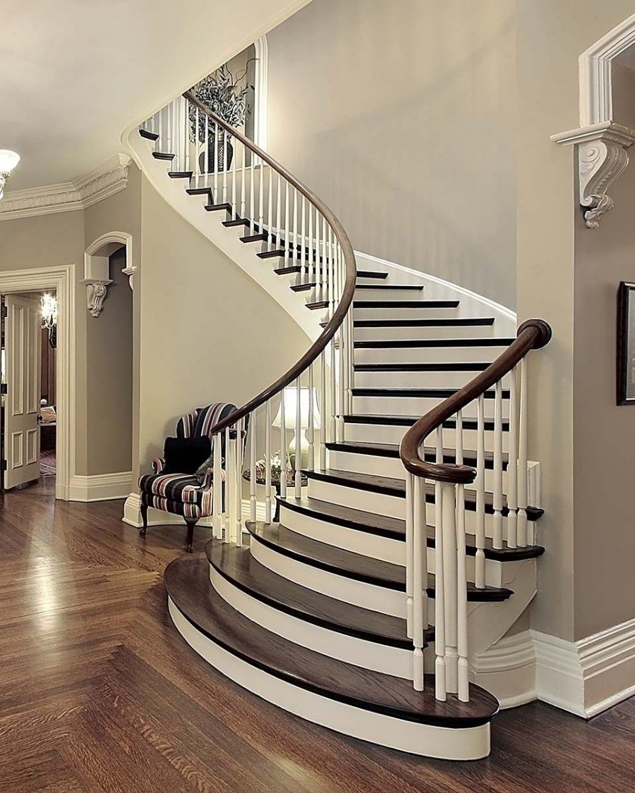 Лестница внутри дома