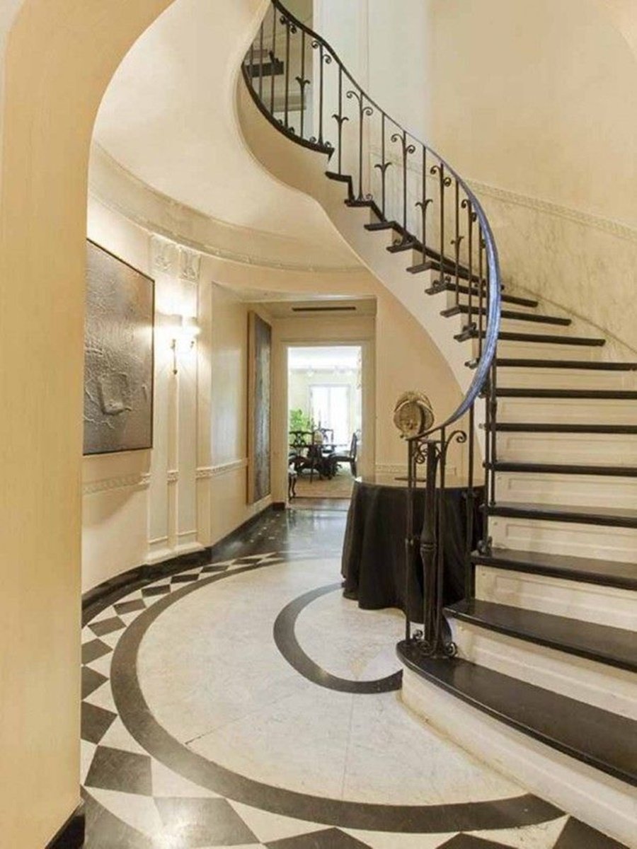 Мраморная полукруглая лестница