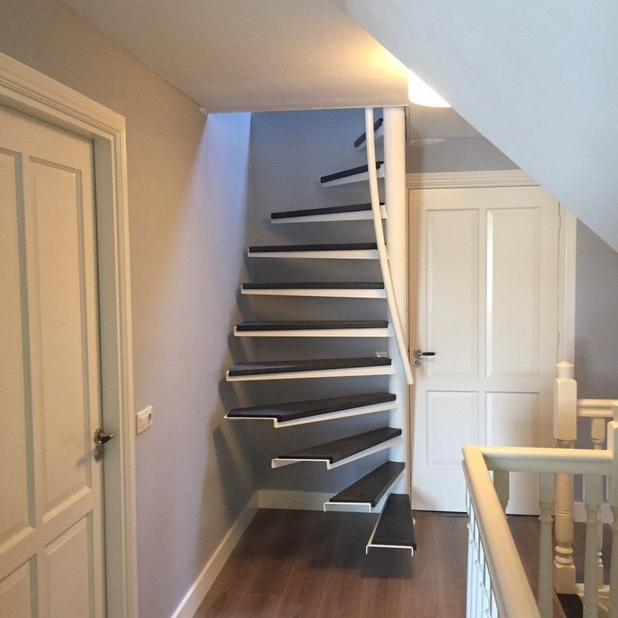 Кладовка под винтовой лестницей