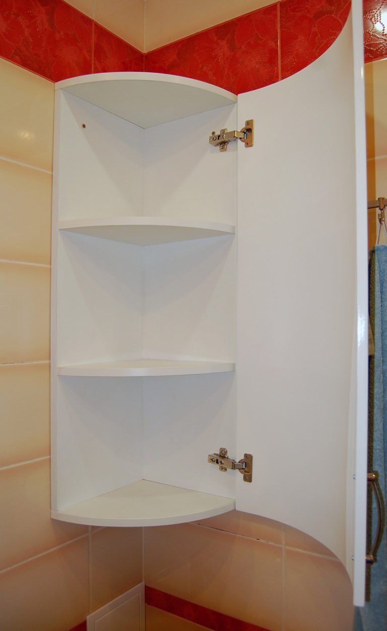 Угловой шкаф в ванную комнату