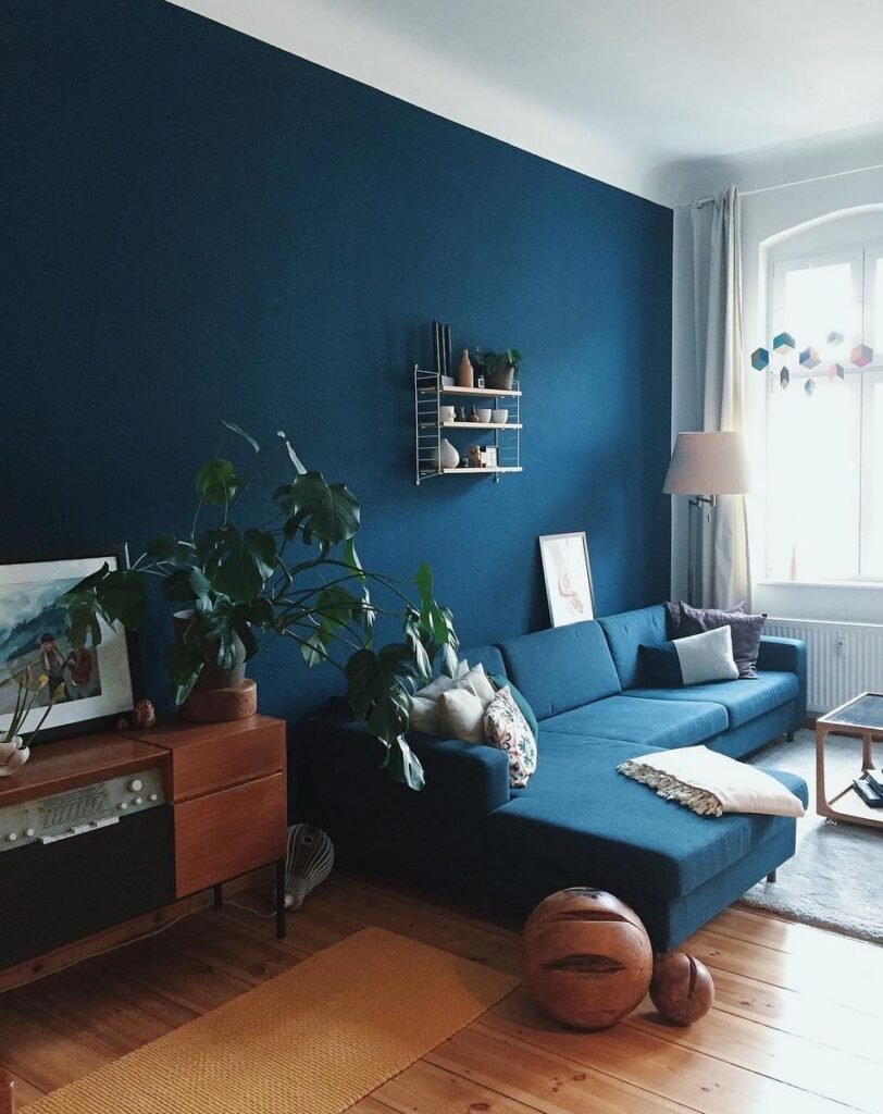 Темно синие стены