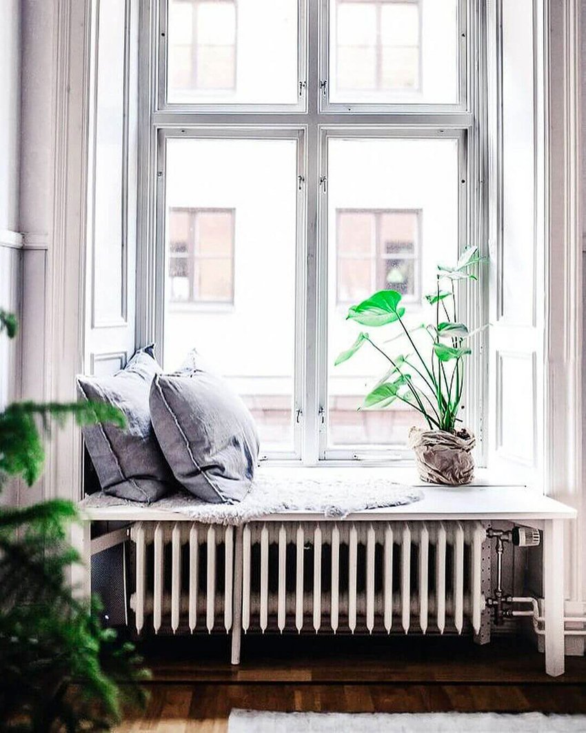 Окно с широким подоконником