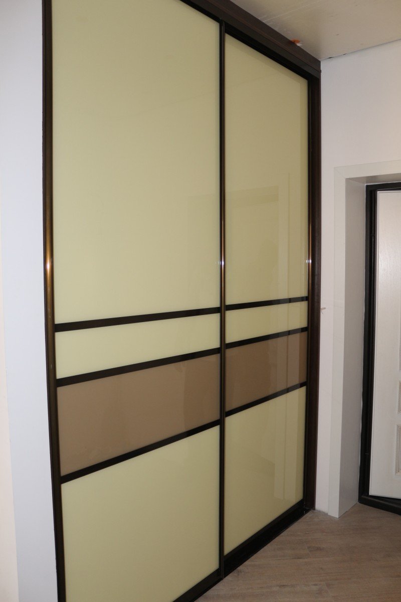 Шкаф купе с золотым профилем