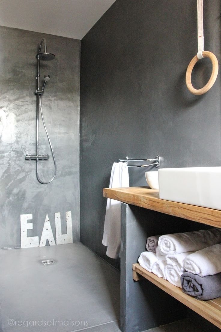 Плитка под бетон и дерево в ванной