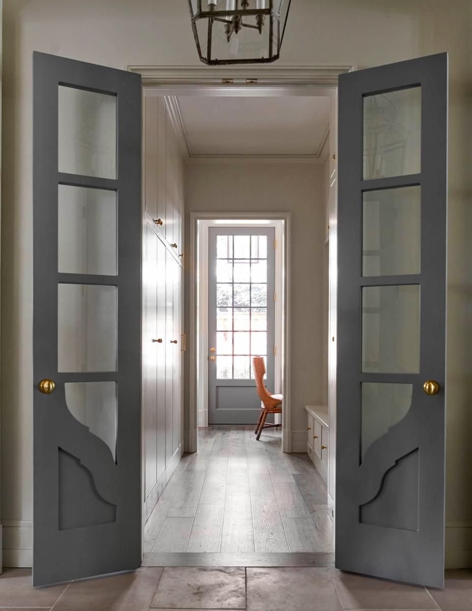 Серые двери в интерьере