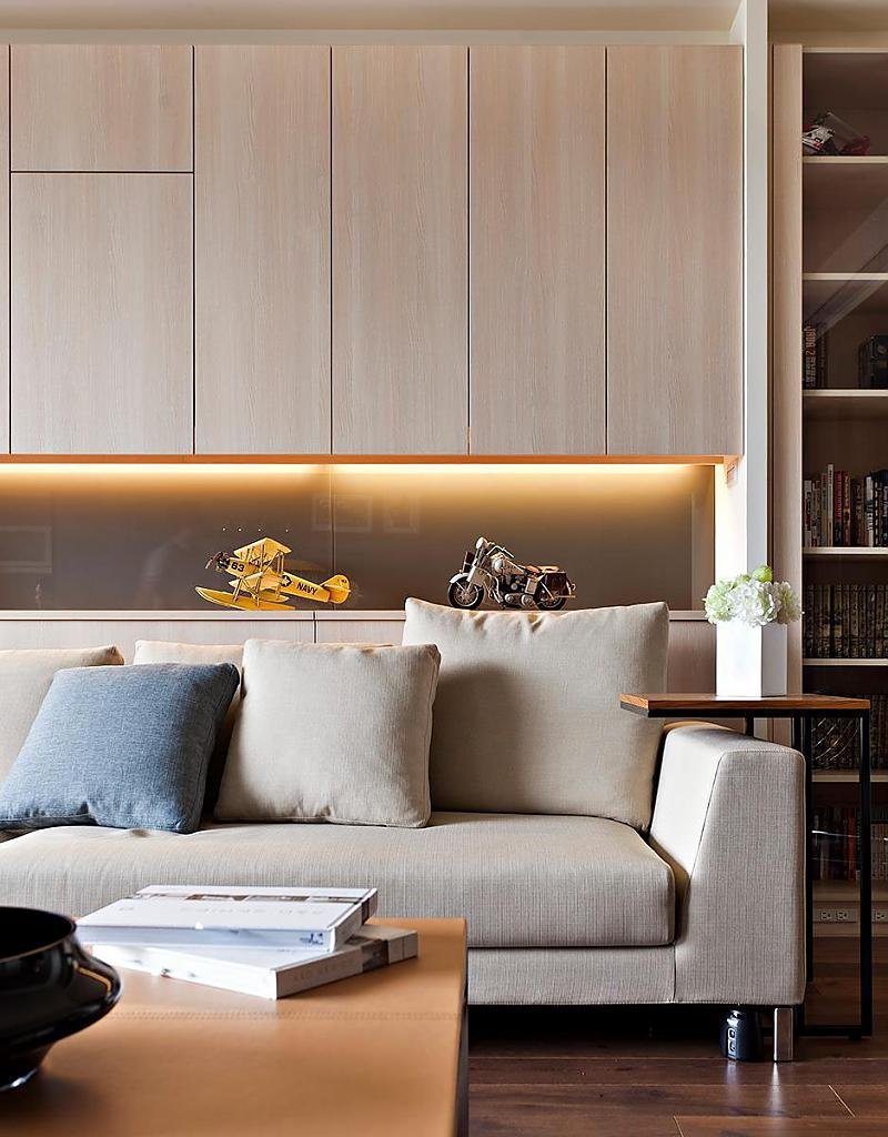 Шкаф над диваном