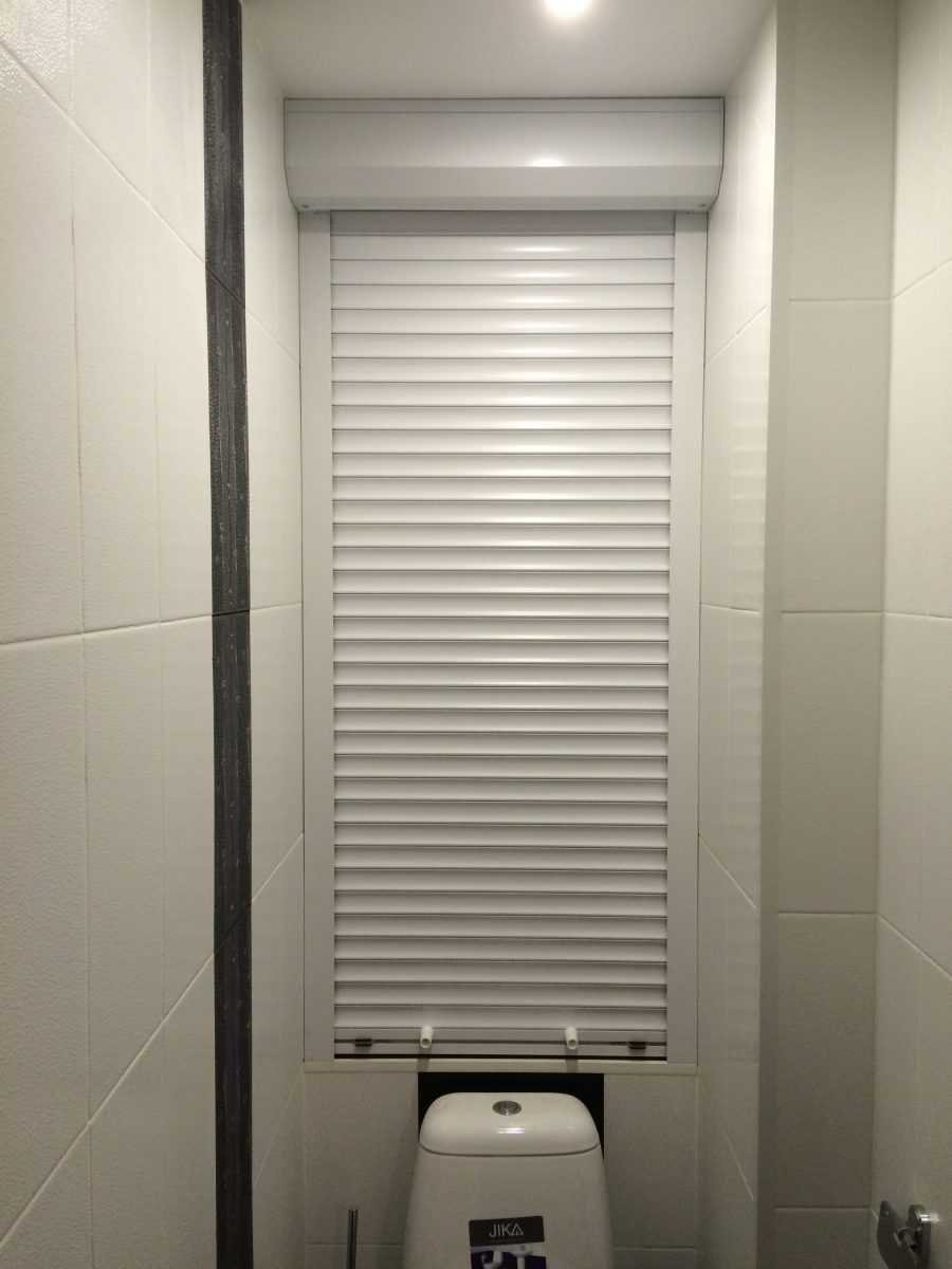 Рулонная штора за унитазом