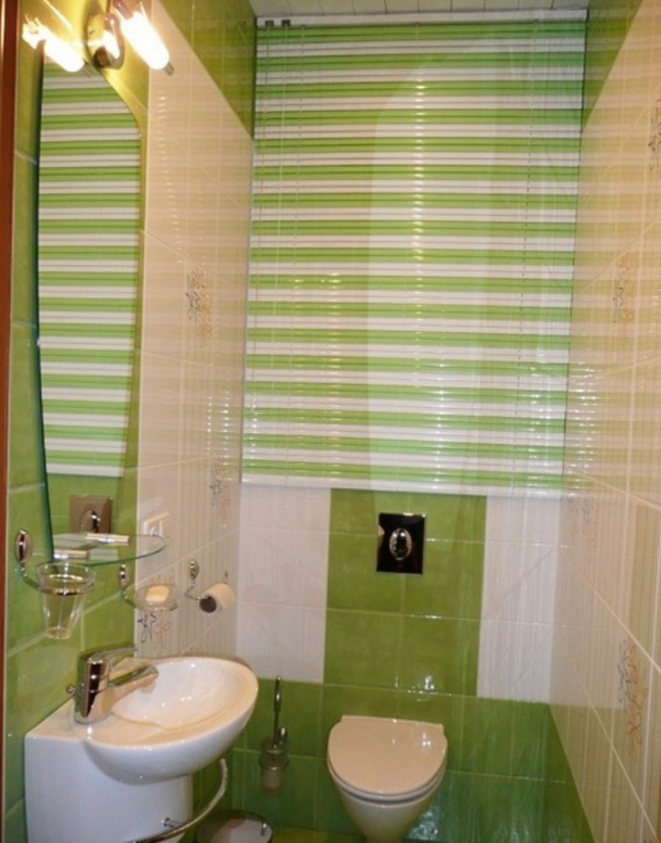 Жалюзи в туалете за унитазом