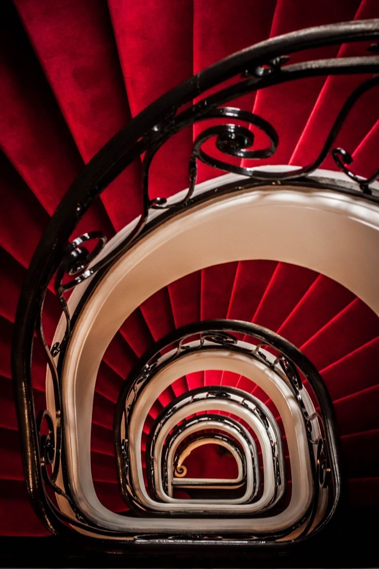 Красная винтовая лестница