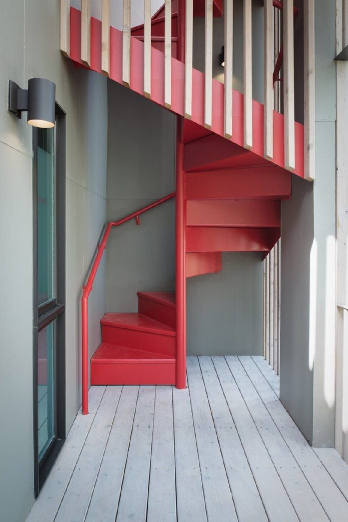 Красные ступеньки. Ограждение антресоли. Яркая лестница. Лестница в доме. Красная лестница.