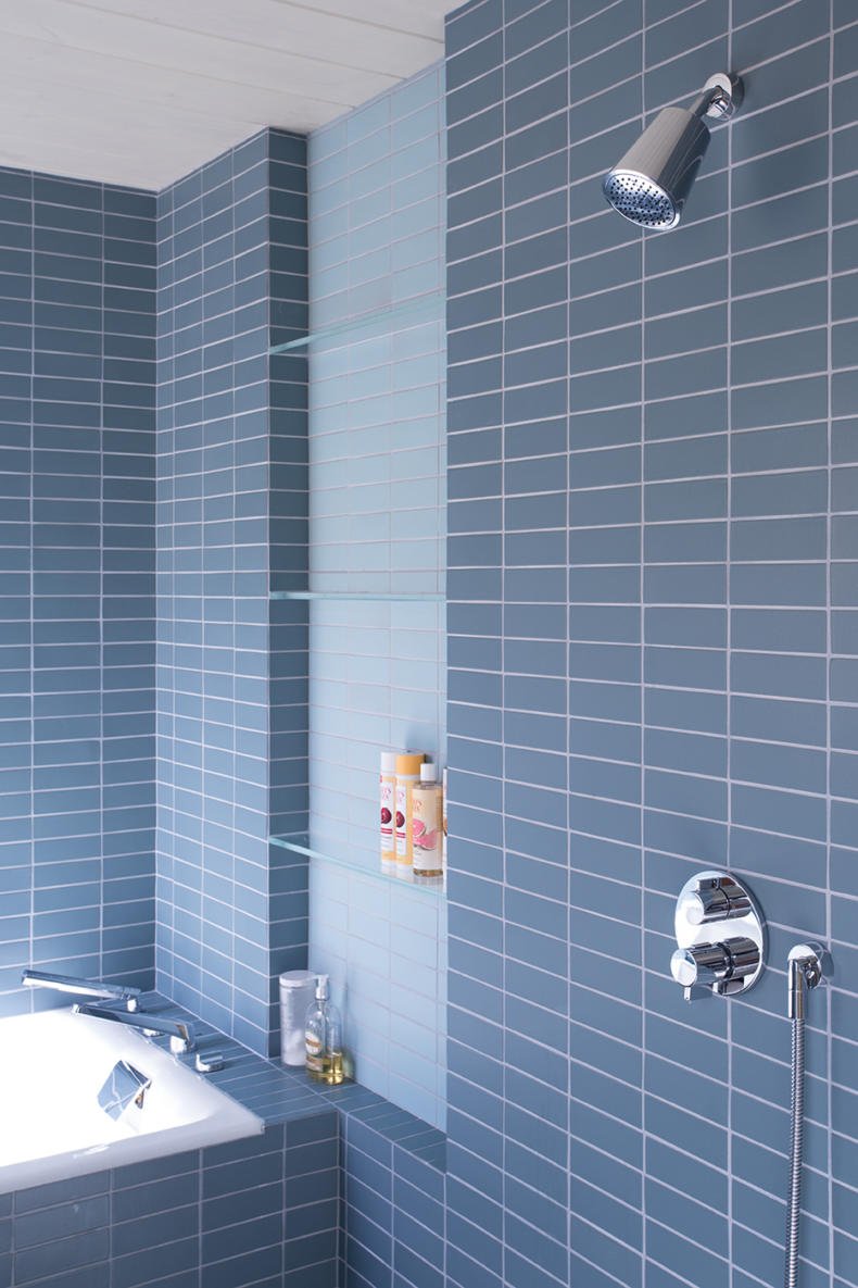 Затирка для голубой плитки в ванной