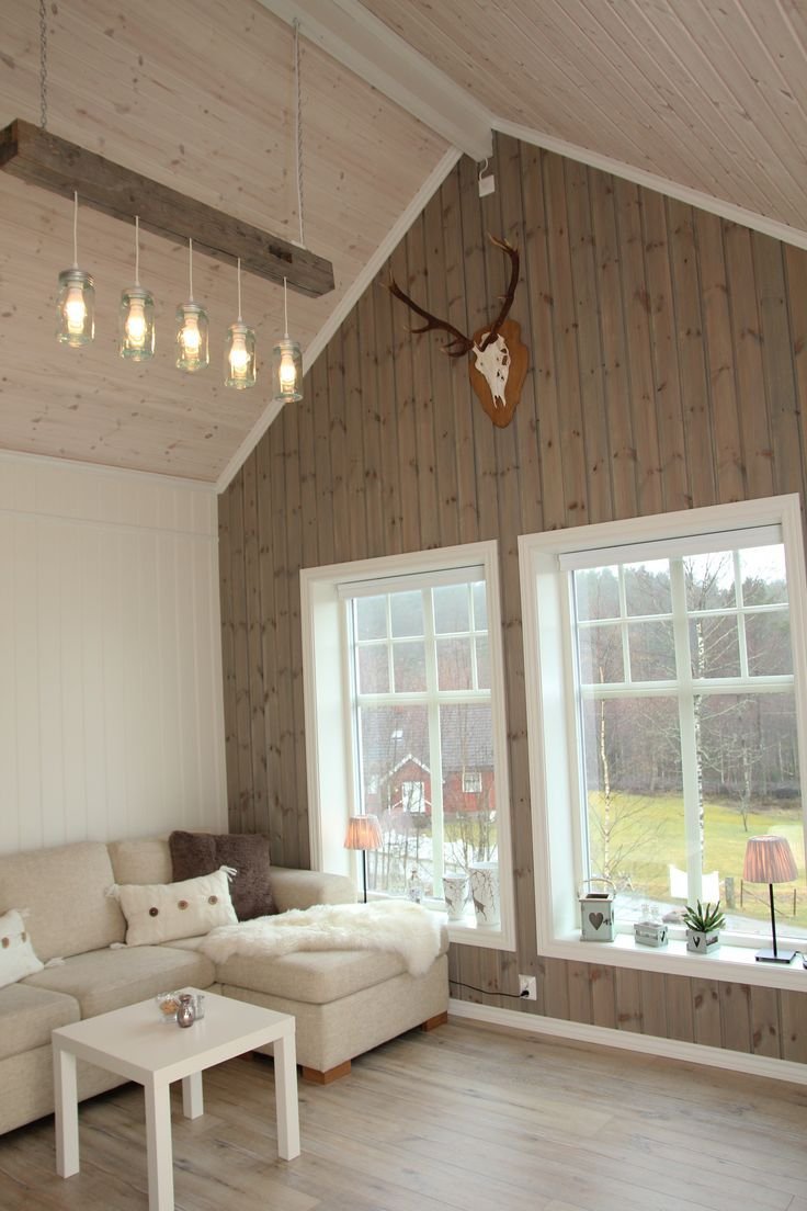 Отделка потолка деревянными рейками