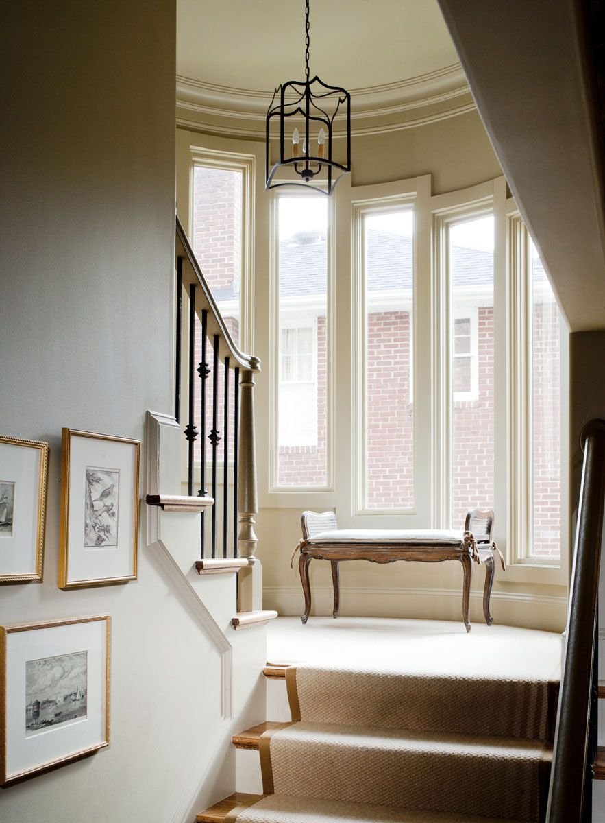 Окно на лестничном марше в частном доме