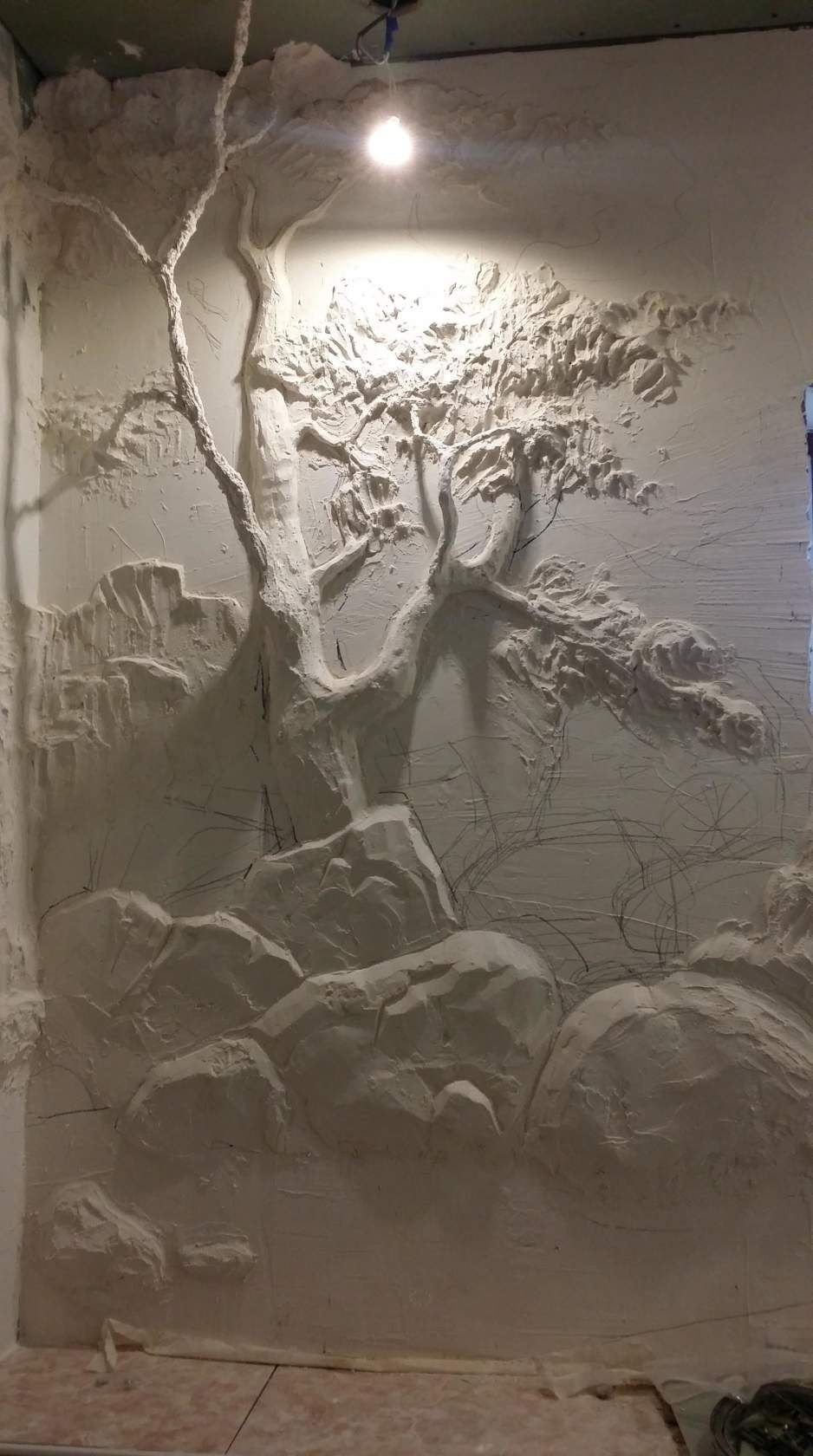 Дерево из гипса на стене