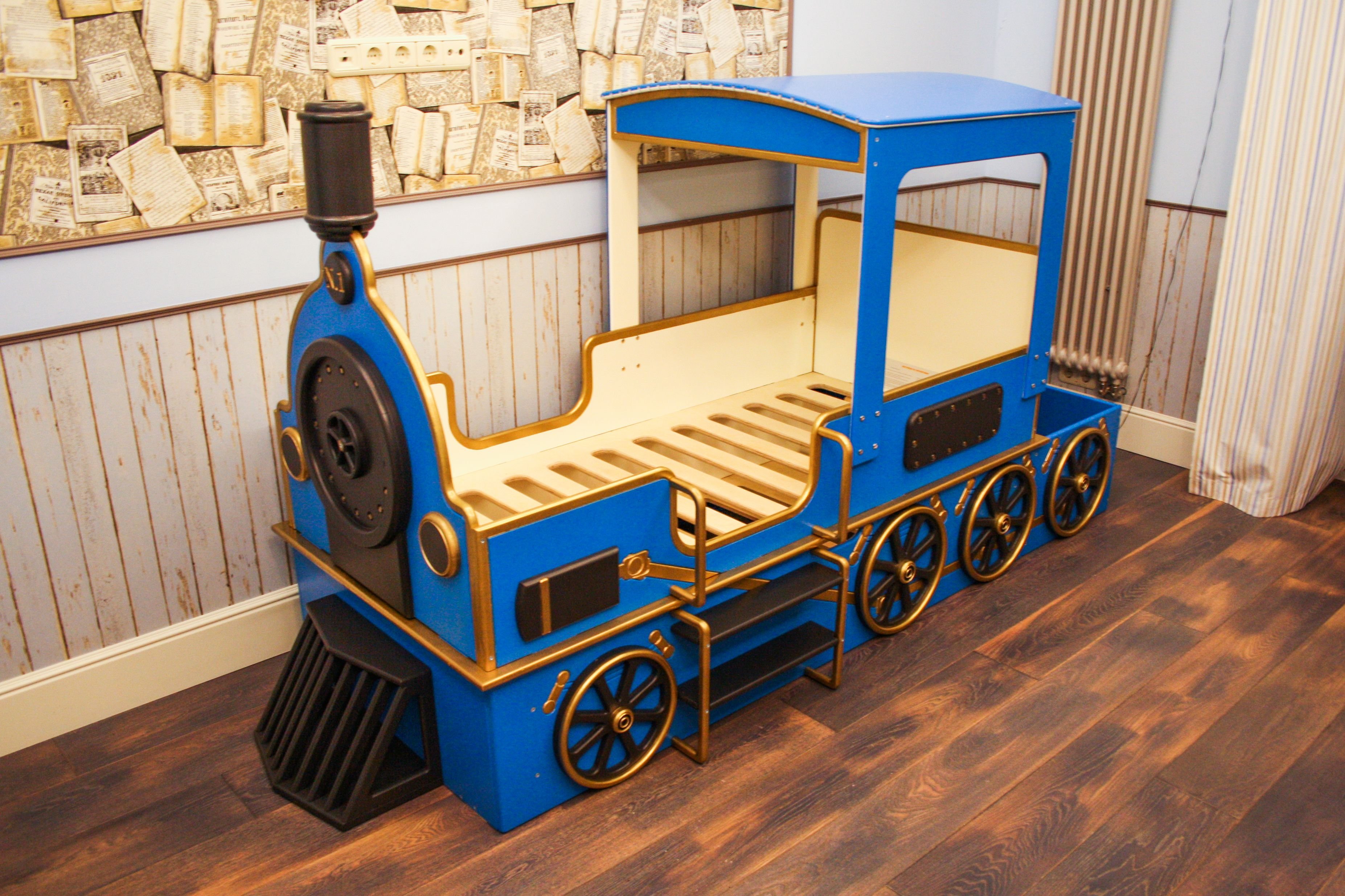Форма машина купить. Детская кровать паровоз. Детская кровать поезд. Кровать в виде паровоза. Детская кроватка паровозик.