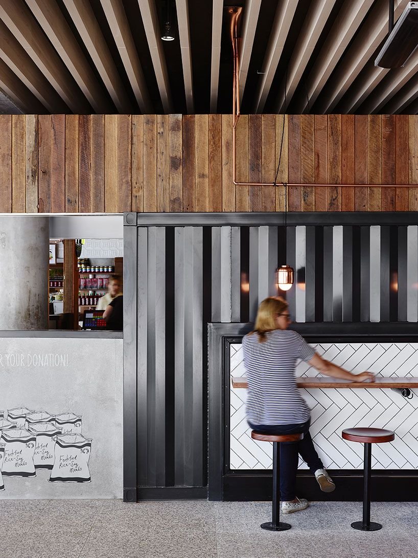 Профлист в интерьере кафе