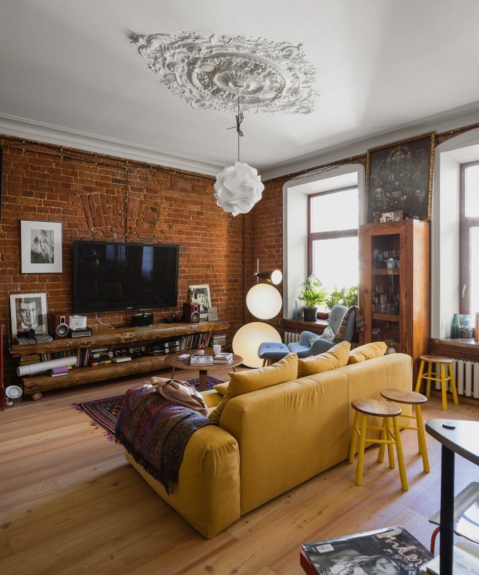 Кирпич и лепнина в интерьере