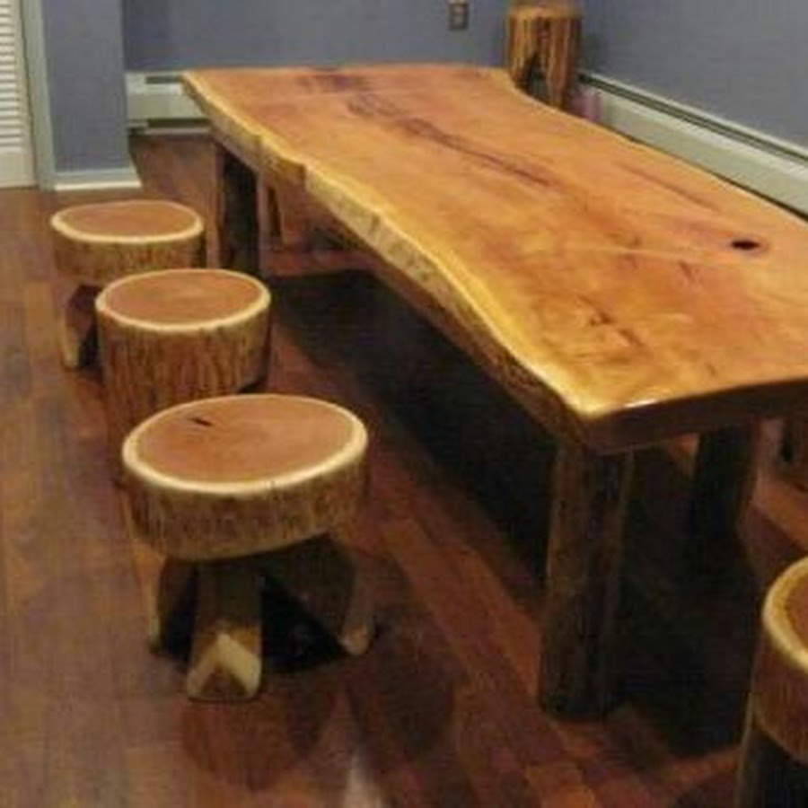 Стол и стулья из бревен