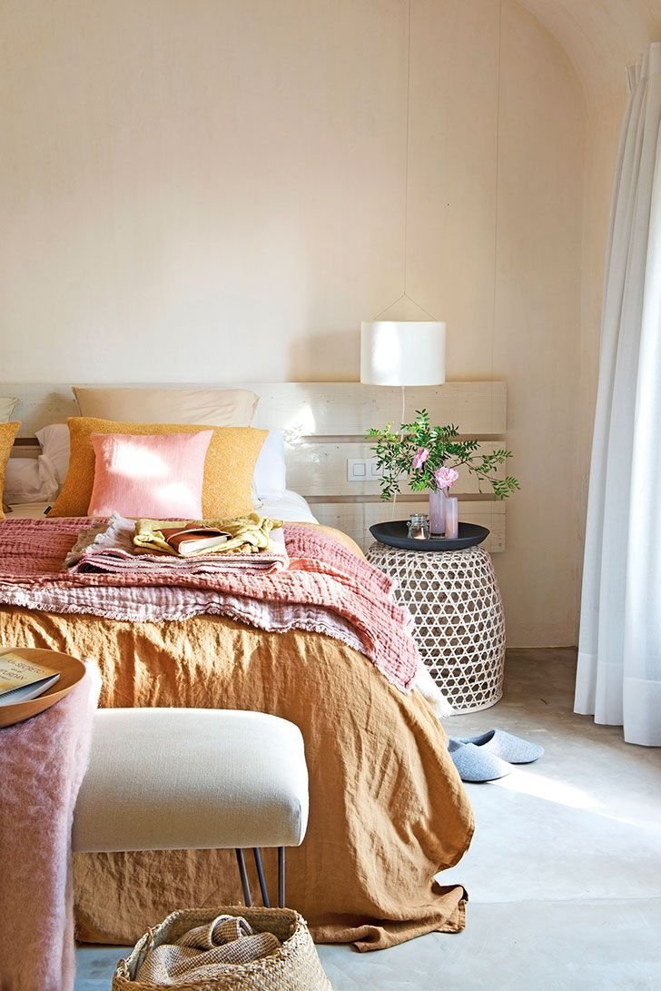 Спальня в теплых тонах