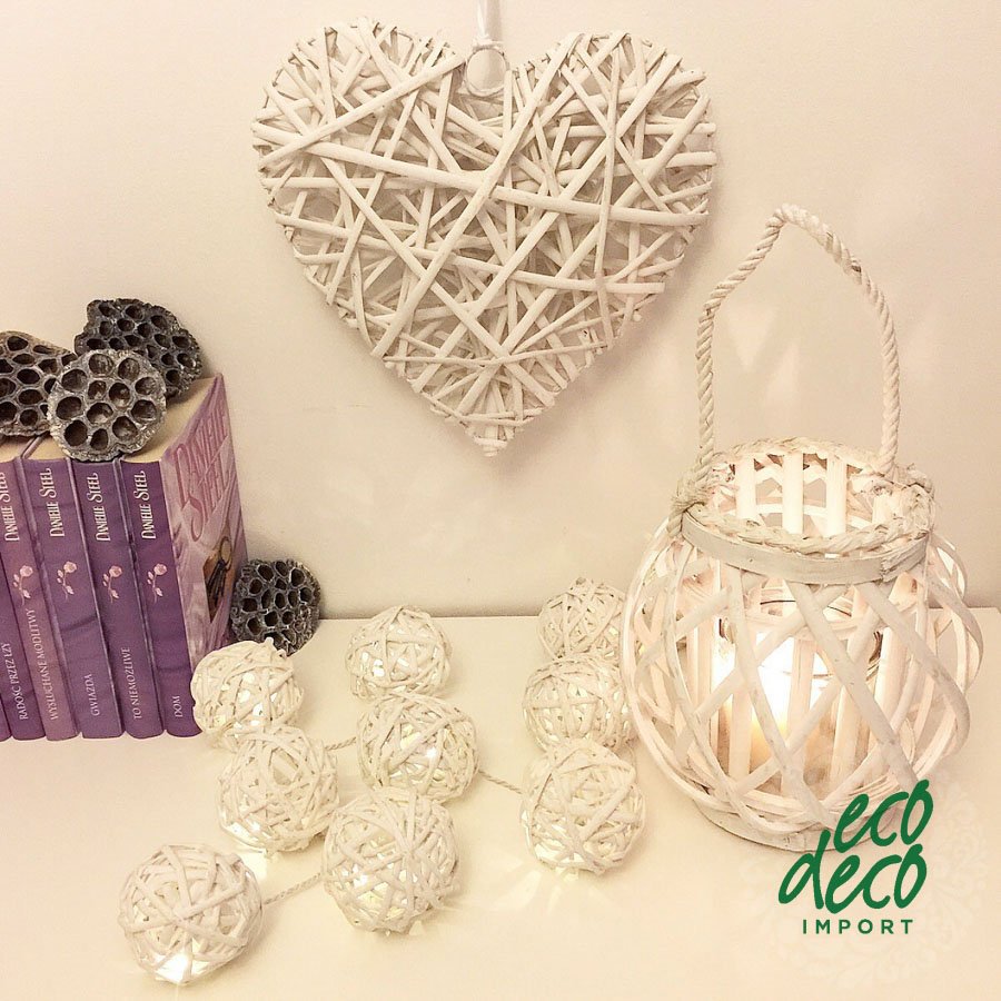 Декор из ротанговых шаров
