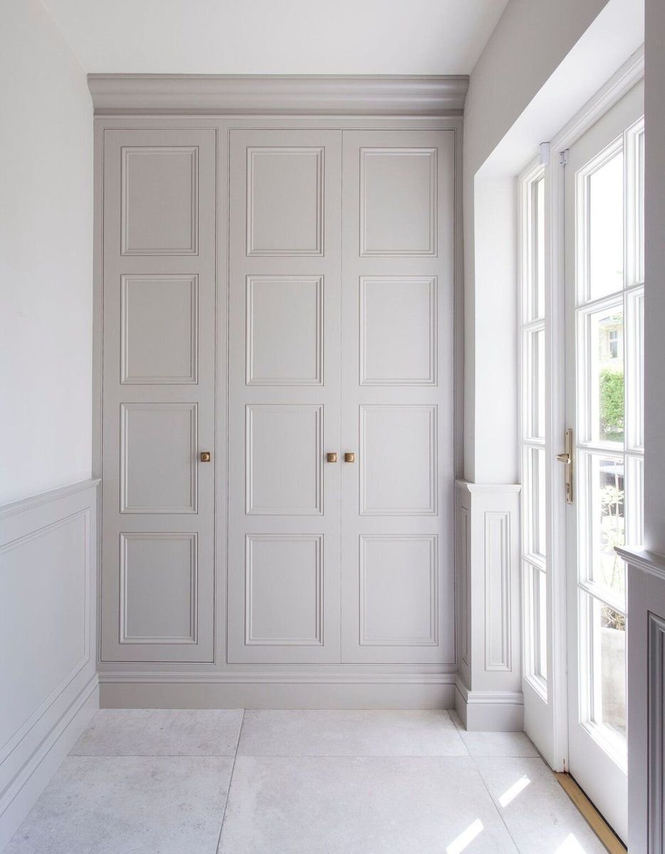 Шкаф с филенками на дверях