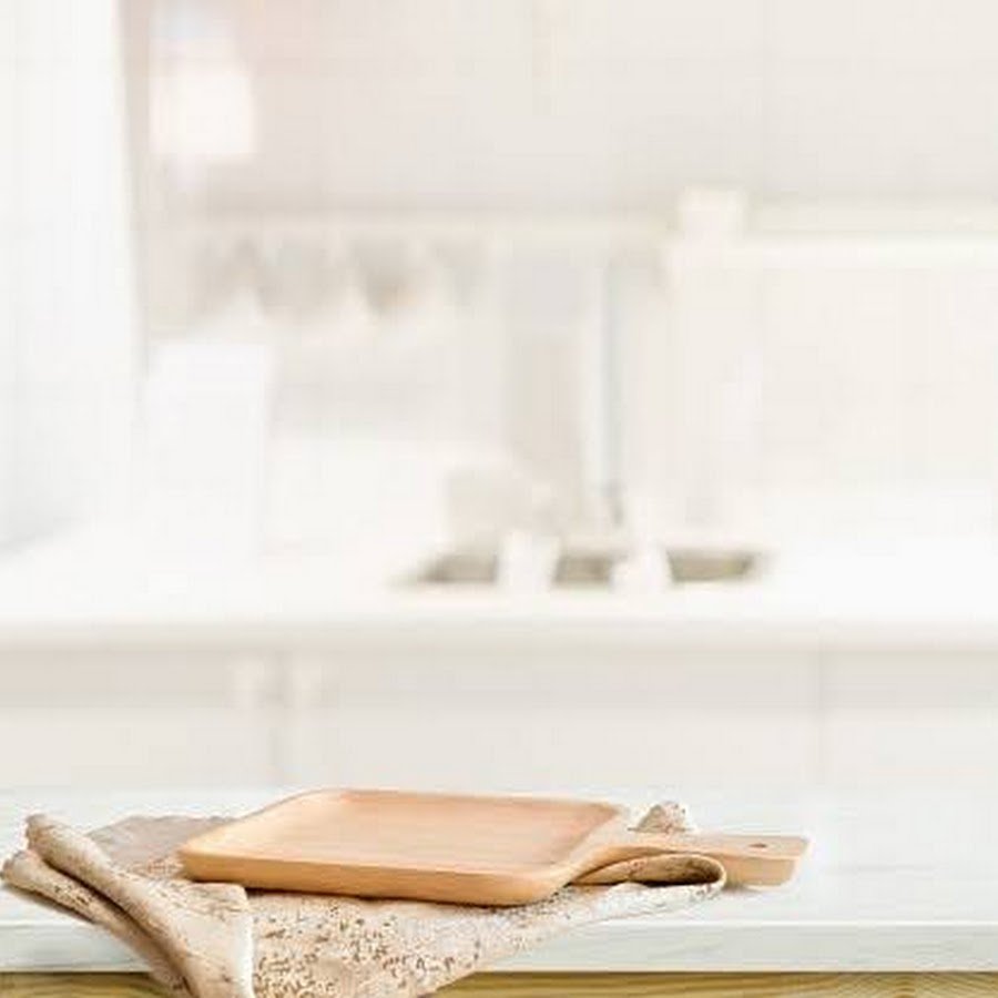 Пустой кухонный стол