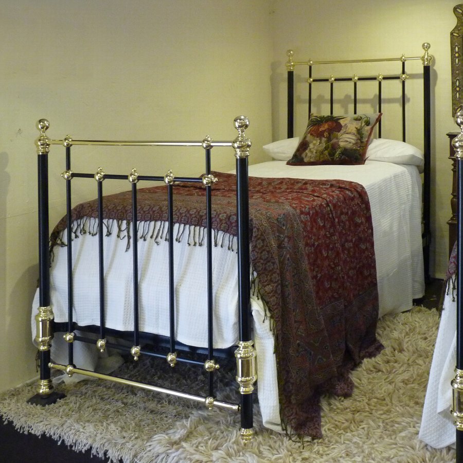 Старая металлическая кровать