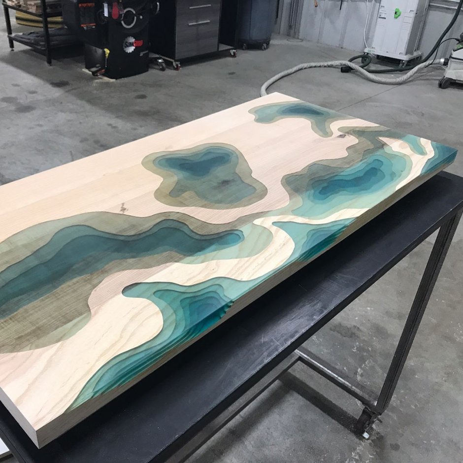 Стол с белой эпоксидной смолой