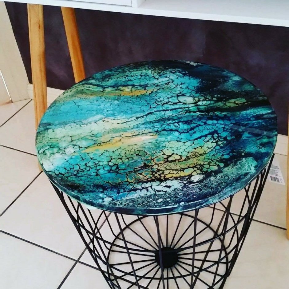 Стол из эпоксидной смолы