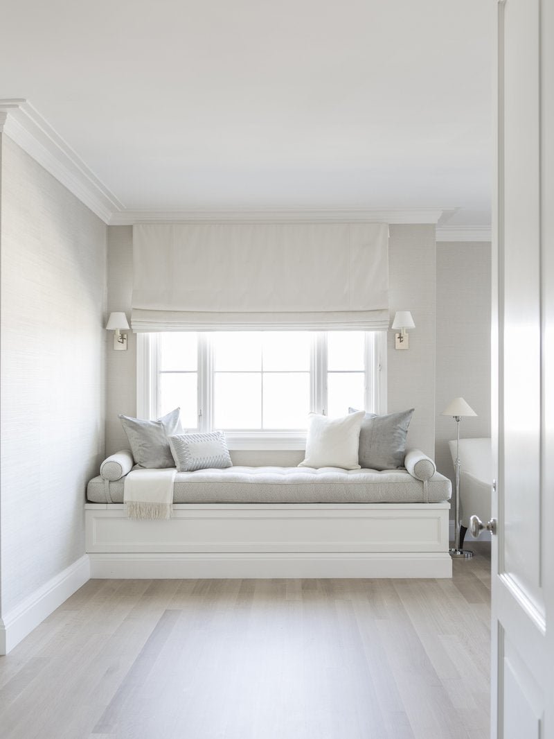 Кровать около окна