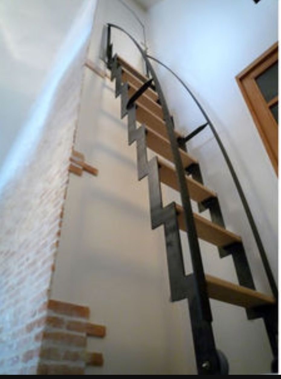 Лестница вертикальная металлическая на чердак