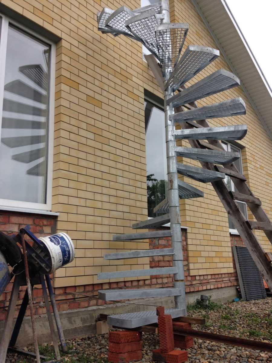Наружная лестница на чердак