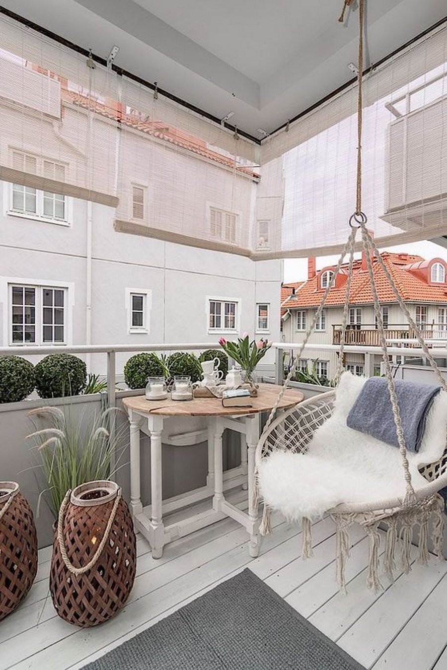 Подвесное кресло на балконе