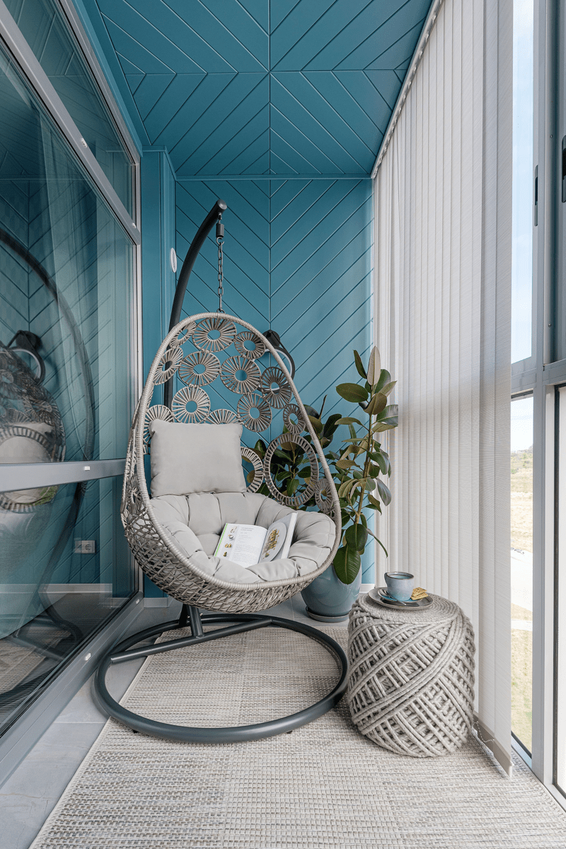 Качели на балконе в квартире