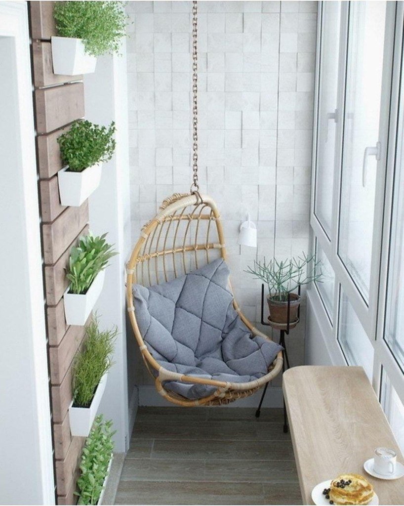 Подвесное кресло к потолку в интерьере балкона