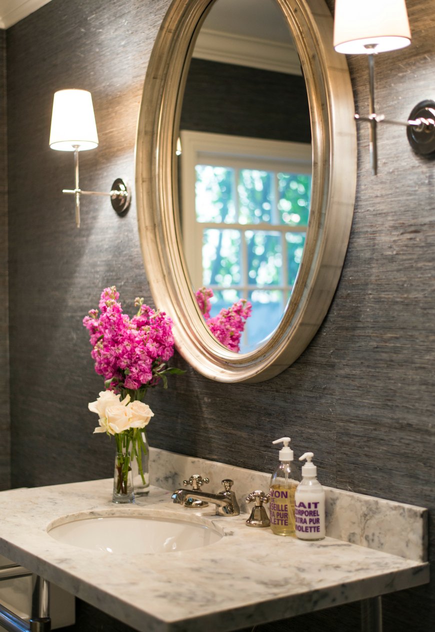 Бра в ванную над круглым зеркалом