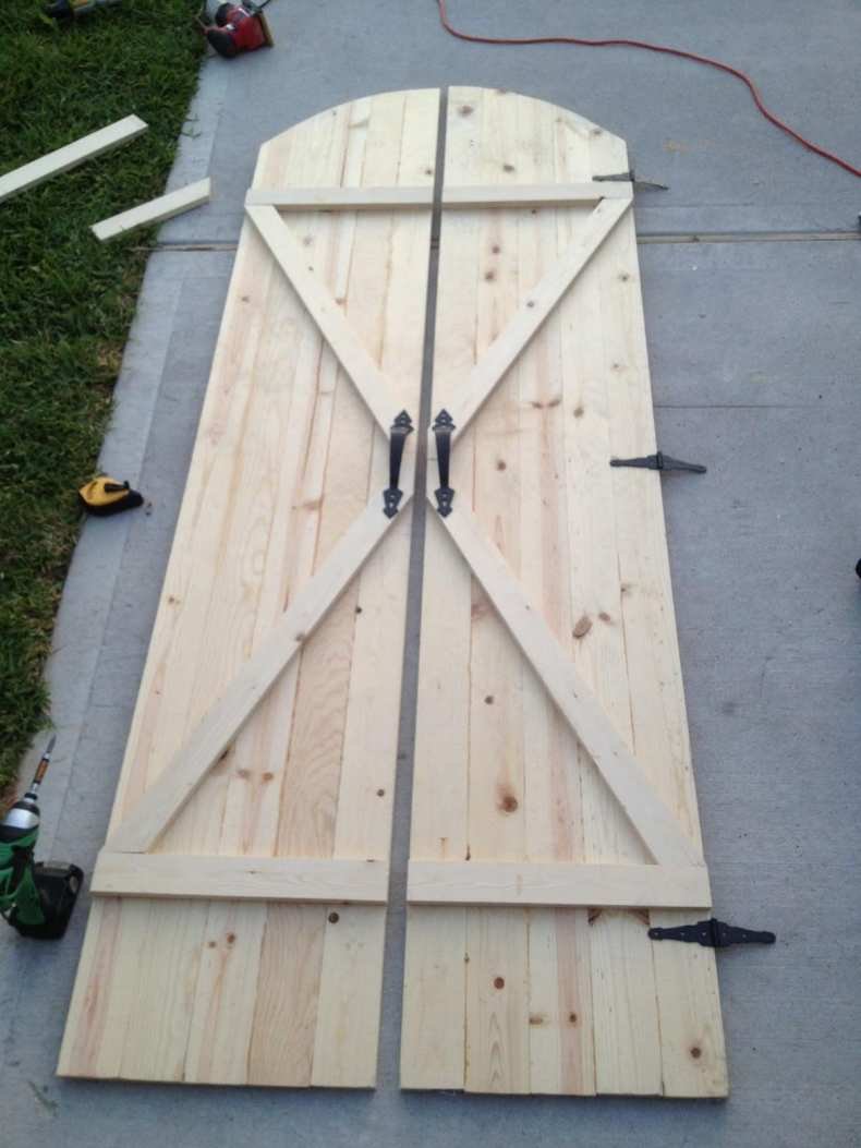 Самодельные двери из дерева