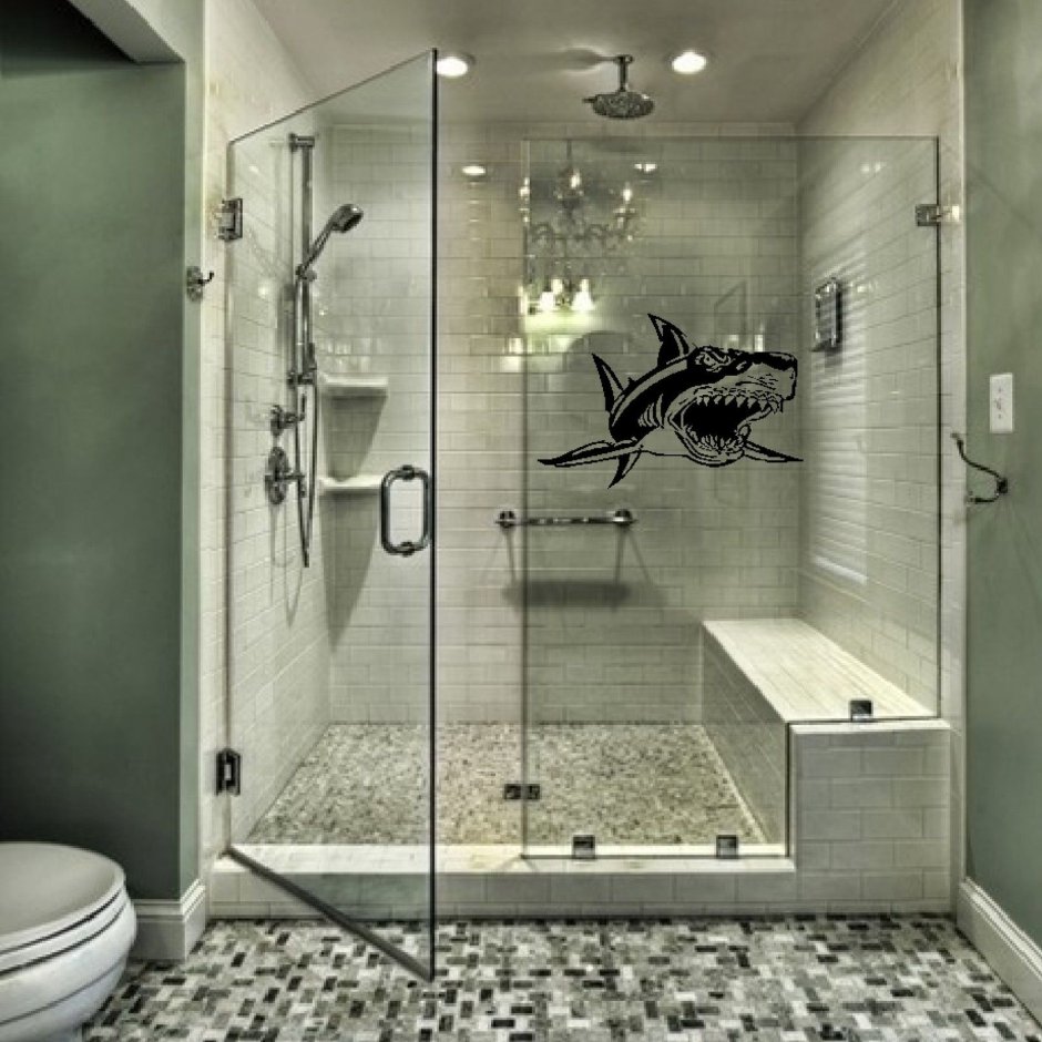 Ванная комната с душевой из плитки в частном доме