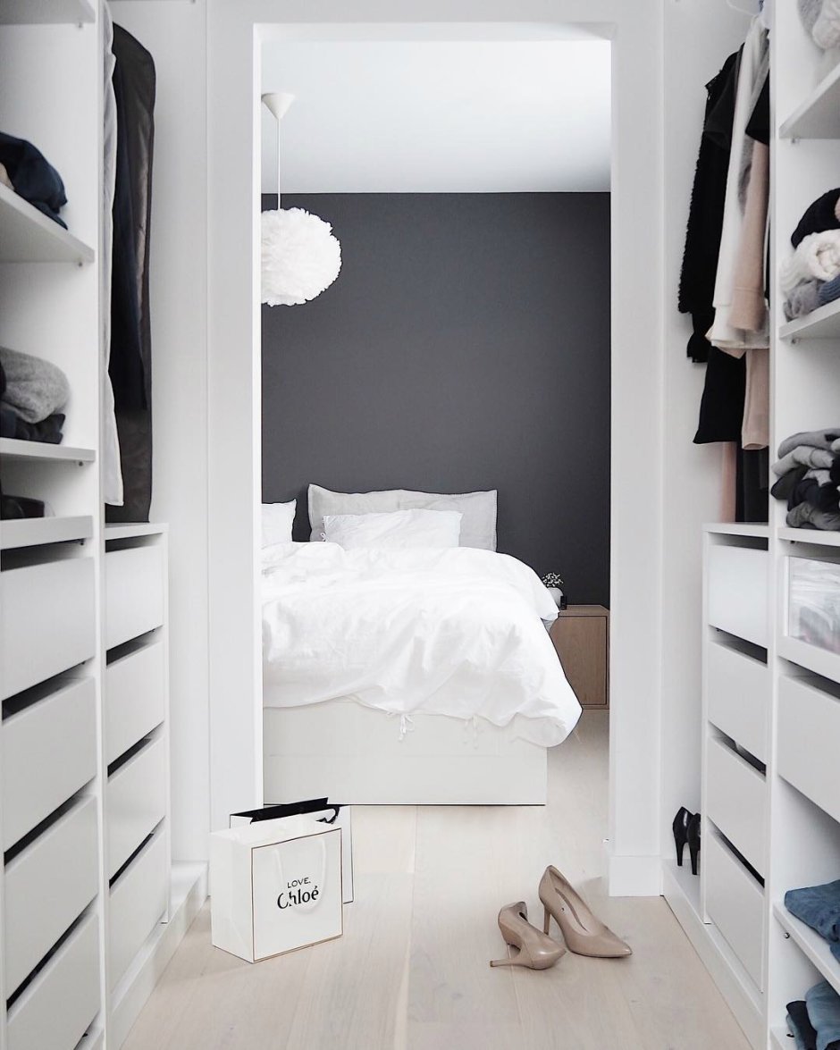 Маленькая спальня с гардеробом